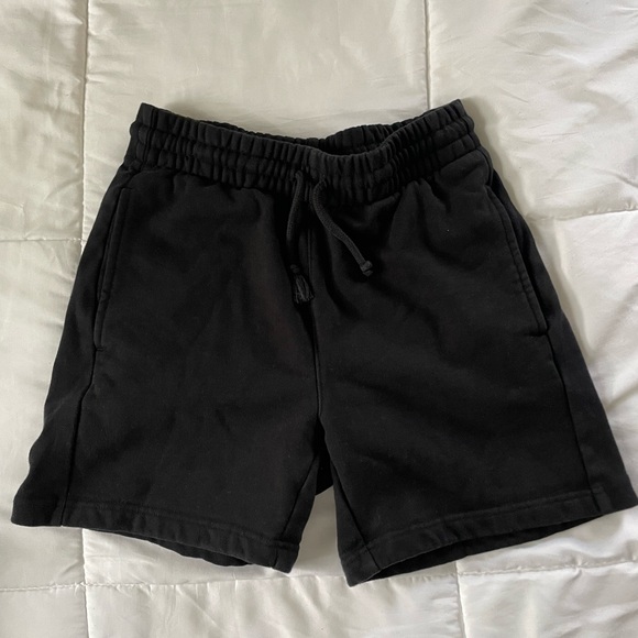 Aritzia TNA mid thigh shorts - Picture 1 of 3